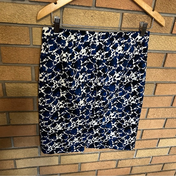 J. By J. Crew Pencil Mini Skirt Size 2 Blue & White Floral Design - Picture 4 of 6